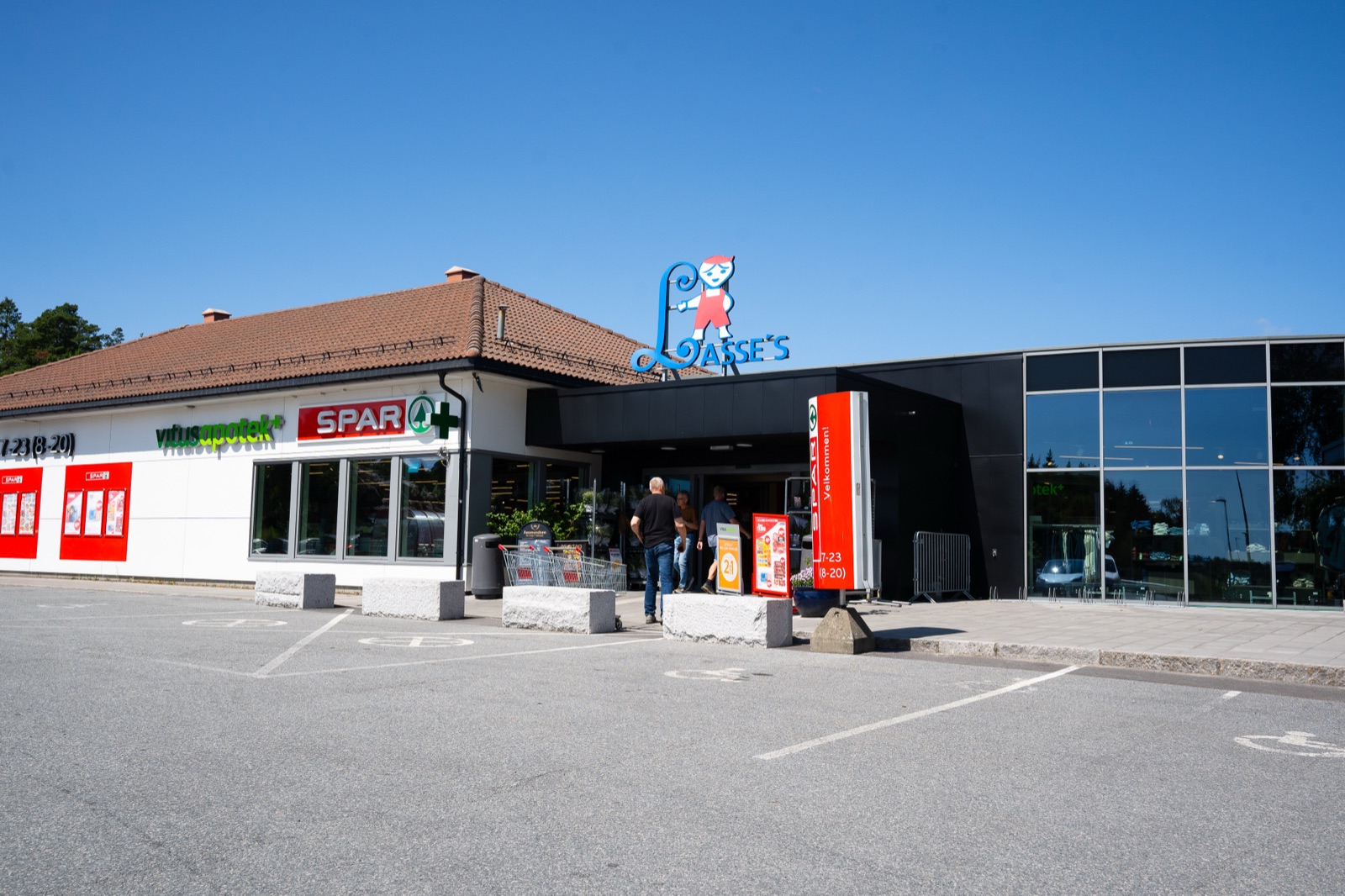Inngangspartiet til Lasses Senter med Vitus Apotek og Shell